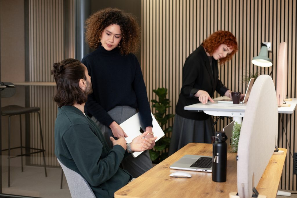 Mirplay Acoustics Wutt Wood Uma Standing Desk Tona